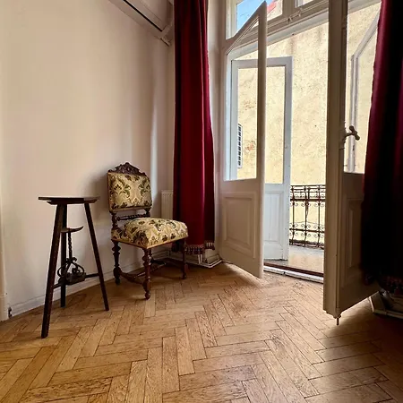 Historic Charm And Modern Comfort - Interwar Apartment Bukarest