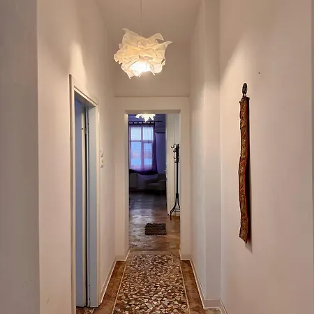 Апартаменты Historic Charm And Modern Comfort - Interwar