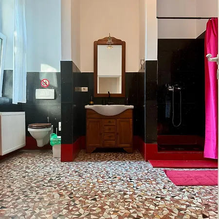 Historic Charm And Modern Comfort - Interwar Бухарест