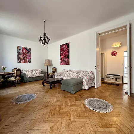 Historic Charm And Modern Comfort - Interwar Бухарест